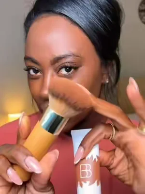 Tinted moisturizer with SPF is a summer makeup must have, honestly.  #bbcream #tintedsunscreen #tintedmoisturizer #tarte #tartebbblurtintedmoisturizer 