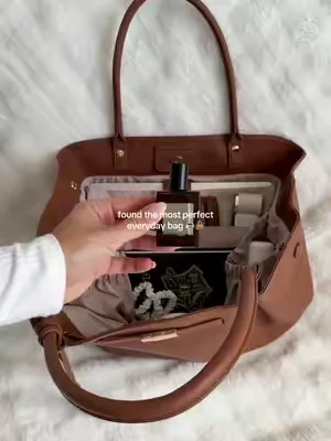 so in love ✨ #everydaybag #whatsinmybag #totebag #dealsforyoudays #fashiontok