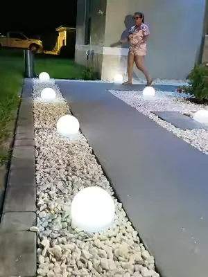 Lámpara solar esférica para jardín con iluminación LED y múltiples colores RGB controlados con control remoto. Resistente al agua e ideal para decorar patios, senderos, piscinas o áreas exteriores, creando un ambiente elegante sin necesidad de cables. #LucesSolares #DecoraciónDeJardín #IluminaciónExterior #summeressentials #tiktokshopcreatorpicks @HOODINK  