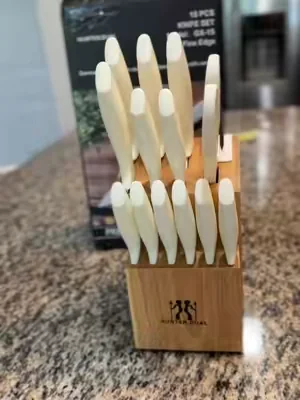 🤍 Cocina con estilo ✨ Este set de 15 piezas en tono beige no solo se ve hermoso y súper aesthetic en la encimera, sino que es ultra práctico. Viene con bloque autoafilable (¡adiós a los cuchillos sin filo!) y es apto para lavavajillas. 🔪✨ #KitchenEssentials #CocinaAesthetic #cuchillosprofesionales #cuchillos #cocina 