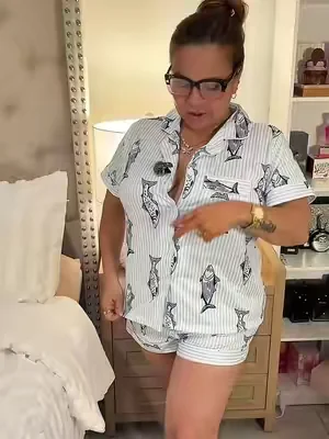 Pijama corto de mujer con estampado de peces, tela suave y fresca, ideal para dormir o descansar en casa. Diseño con camisa de botones y short con cintura elástica que combina comodidad y estilo para todas las temporadas. #PijamaDeMujer #RopaParaDormir #PijamaCorta #summeressentials #tiktokshopcreatorpicks 
