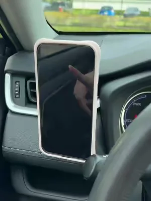¿Cansado de que tu teléfono se quede sin batería en el auto o se caiga en cada bache? 🚗💨 Este cargador MagSafe de Lamicall de 15W es la solución definitiva. Lo mejor es que es 2 en 1: puedes usarlo en la rejilla del aire o pegarlo en el tablero. ¡Carga rápida, imán ultra fuerte y diseño premium! ⚡📱 #caraccessories #magsafe #cargadorparaauto #lamicall #accesoriosparacelular 