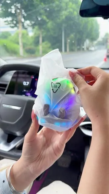 Estás viviendo en 2026. 🚀Esto no es solo un soporte para automóvil; es una bestia de carga inalámbrica sellada al vacío, de sujeción automática. Las luces RGB son solo la guinda del pastel. 🌈✨ #Cargainalámbricamontadaenelcoche #CarMustHaves #Accesoriosdecoche #TikTokMadeMeBuylt #Cargadgets