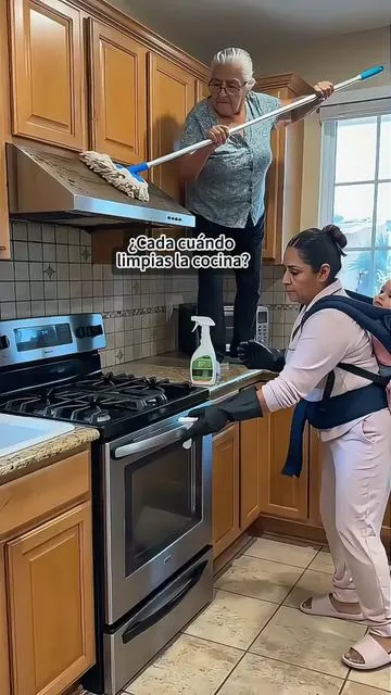 ¡Paredes, azulejos, ollas, hornos… esta botella puede encargarse de toda tu cocina!  #CleaningTools #springcleanin#cleaningTikTok #deepcleaning #tiktokshopspringglowup 