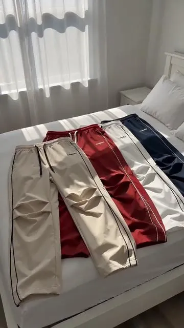 Corte recto versátil para entrenamientos deportivos, paseos y cualquier look informal 😌  Set práctico para renovar tu ropa de verano, un básico imprescindible en tu guardarropa masculino!#PantalonesHombre #Pack4Unidades #RopaVerano #PantalonesLigeros #RopaDeportivaCasual 