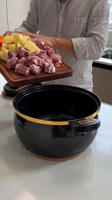 POV: You dump meat + veggies in this pot & it’s *chef’s kiss* 🍳🔥 Non-stick, twist lock, and it cooks FAST? YES. #DealsforYouDays #CookingHacks #KitchenEssentials #TikTokMadeMeBuyIt #HomeCooking #SummerWins #DealsForYouDays