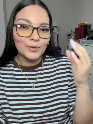 ¿Pasas horas frente al celular o la computadora y terminas con dolor de cabeza o la vista cansada? 🥴 Me encontré estos lentes con filtro de luz azul que son una joya. Además de súper cómodos, el diseño es unisex, minimalista y se adapta a cualquier tipo de rostro. El match perfecto entre tecnología y estilo. 🤓💡 #SaludVisual #LuzAzul #LentesParaComputadora #Productividad #HomeOffice  