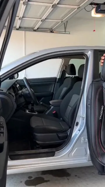 ¿Buscas proteger y renovar el interior de tu auto? 🚗 ¡Estas fundas de asiento universales son la solución perfecta! Hechas con cuero PU resistente al agua y al desgaste, le darán a tus asientos la máxima protección anti-manchas que necesitan. Su diseño de cuerpo completo cubre tus cinco asientos y son ideales para todas las estaciones, manteniendo tu vehículo impecable. Dale a tu coche un upgrade funcional y elegante. ¡Consíguelas hoy mismo! #FundasDeAsiento #AccesoriosParaAuto #DealsForYouDays #AIGC #Moras