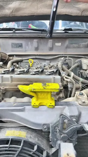 Deja de buscar tornillos perdidos a oscuras. Esta herramienta extractora magnética cuenta con una luz LED brillante, un cabezal flexible y una punta magnética potente para agarrar piezas en segundos.#mechanic #autorepair #magnetic #carsoftiktok #fyp 