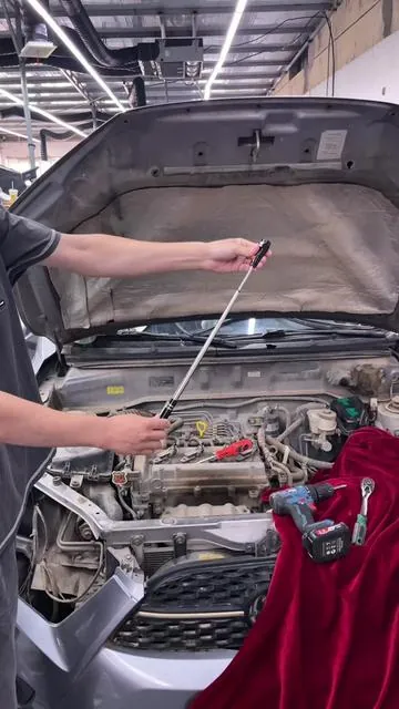 Deja de buscar tornillos perdidos a oscuras. Esta herramienta extractora magnética cuenta con una luz LED brillante, un cabezal flexible y una punta magnética potente para agarrar piezas en segundos.#mechanic #autorepair #magnetic #carsoftiktok #fyp 
