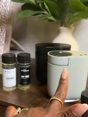 Wireless portable oil diffuser that makes the whole house smell good effortlessly! 🖤 #oildiffuser #diffuser #aromatherapy #waterlessdiffuser #homefinds 