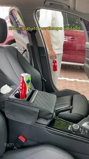 La almohadilla elevadora para el apoyabrazos del coche viene con una bolsa de almacenamiento que puede sostener teléfonos móviles y vasos.#carorganizer #storageorganize #car #autoaccessories #autoparts 