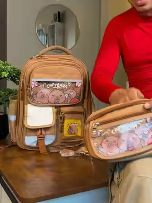 Mochila de capibara con accesorios.  . .  #backpack #school #tiktokshopbacktoschool #mochila @Fimibuke official 