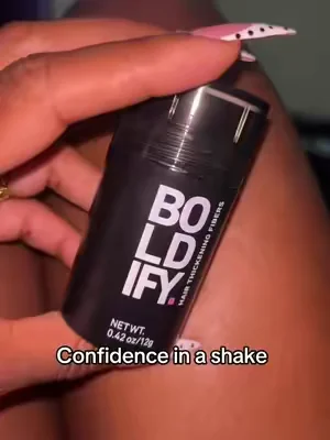 Thin spots? Not anymore. 👏🏽 This little bottle gives the appearance of fuller, thicker hair in seconds! #Boldify #HairHack #ThinHair #HairFibers #BeautyFind 