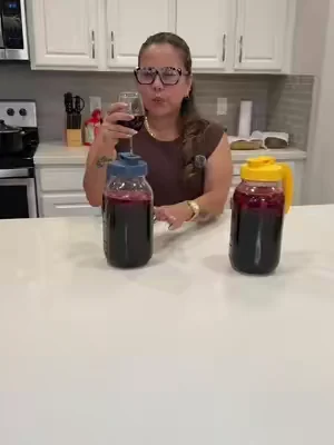Jarra de vidrio tipo Mason Jar de 64 oz con tapa hermética y asa ergonómica, perfecta para preparar café frío, té helado, aguas saborizadas, jugos o limonadas. Su diseño resistente y apto para lavavajillas la convierte en una opción práctica para el uso diario y reuniones familiares. #JarraDeVidrio #CaféFrío #OrganizaciónDeCocina #dealsforyoudays #tiktokshopcreatorpicks 