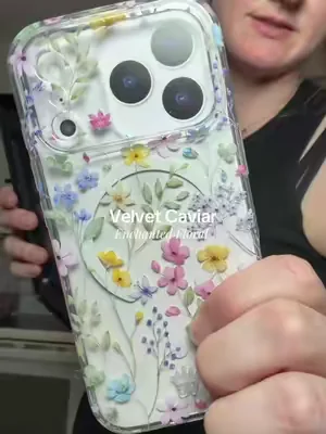 The prettiest phone case I have found in a long time #phonecase #phoneholder #phoneaccessories #phonegadget #velvetcaviar @velvetcaviar 