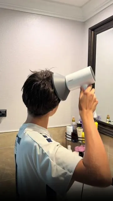 Secador ligero con tecnología iónica para menos frizz y más brillo, además de un difusor para lograr más volumen y textura en el cabello. #dealsforyoudays #hairdryer #hairvolume #wavyhair #frizzfree 