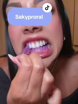 Esos dientes 🤩✨ @SAKYPRORAL  #teethwhitening #tiktokshopcreatorpicks #dealsforyoudays #sakyproral #sakyproralwhiteningstrips  Los resultados pueden variar, este video solo refleja mi experiencia 