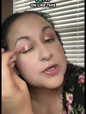 Easy eye shadow 😌 #eyeshadow #eyeshadowlook #sacheu #makeuphacks 