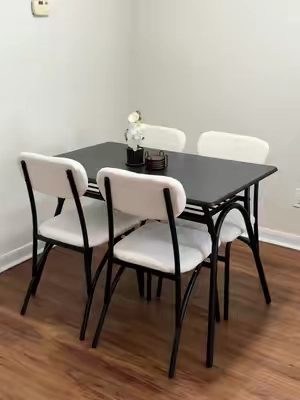 Set de mesa de comedor con sus 4 sillas perfecto para pequeños espacios‼️ #smallspaceliving #homeessentials #apartmentliving #homedecorfinds #dealsforyoudays 