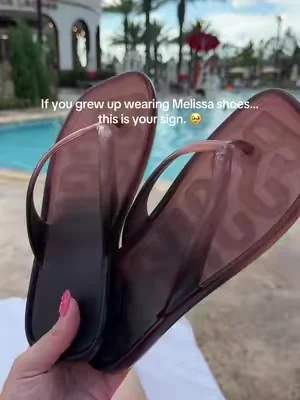 If you know the Melissa smell… you know. 🥹🤎 The nostalgia hit instantly, but these are the grown-up version I didn’t know I needed. Waterproof, lightweight, and perfect for every vacation this summer. @Melissa Shoes  #melissashoes #vacationsandals #sandals #jellysandals #vacationstyle 