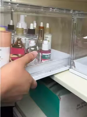 🤍✨ Este organizador terminó siendo el lugar perfecto para guardar todos mis productos de skin care. 🧴 Me encanta porque todo queda visible, solo deslizas la bandeja y encuentras lo que necesitas sin estar moviendo ni tirando los productos de enfrente. 🙌✨ Ideal para organizar sueros, cremas, limpiadores, protector solar, maquillaje y todos tus productos de cuidado de la piel. 🤍 ✨ skincare organizer ✨ skincare storage ✨ beauty organizer ✨ makeup organizer ✨ vanity organization ✨ bathroom organization ✨ skincare routine ✨ beauty storage ✨ acrylic organizer ✨ home organization ✨ organization hacks ✨ skincare essentials ✨ self care essentials ✨ beauty room organization 🧴✨ De esas compras que hacen que tu rutina de skin care se vea mucho más organizada. #tiktokshopcreatorpicks #skincareorganization #beautyorganizer #vanityorganization #skincareessentials
