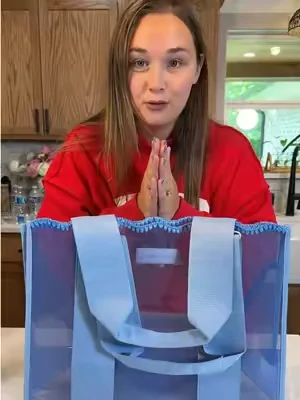 💙 Carolina blue might just be the prettiest color in the Case-Mate Jelly Tote lineup. Lightweight, easy to clean, and ready for beach days, pool trips, errands, and everything in between. #CaseMate #JellyTote #BeachBag #PoolBag #SummerStyle 