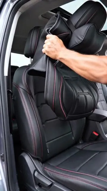 ¿Listo para darle un upgrade a tu nave? 🚗✨ Con estas fundas de asiento universales, tu interior lucirá impecable y estará súper protegido. Son impermeables y resistentes al desgaste, hechas de cuero PU de alta calidad. ¡Dile adiós a las manchas y disfruta de la máxima protección en todas las estaciones! Tus asientos de cinco puestos merecen este estilo y durabilidad. ¡Añádelas al carrito y transforma tu viaje! ónVehicular #FundasDeAsiento #AccesoriosParaCoche #DealsForYouDays #AIGC #Moras