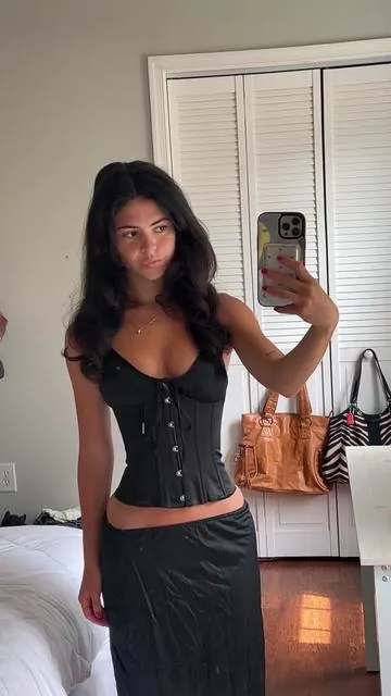 Absolutely obsessed with this corset top @Guizio  #corsettop #guiziocorset 