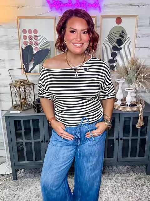 This top is a STUNNER!! It’s off one shoulder, but the sleeve length on BOTH sides is still perfect!! The fabric feels incredible and it pairs beautifully with all your high waisted bottoms!! I’m a true to size large wearing the size large in the apricot shade. @Hugcitar #offshoulder #offshouldertop #shortsleeve #hucitar #ttsacl 
