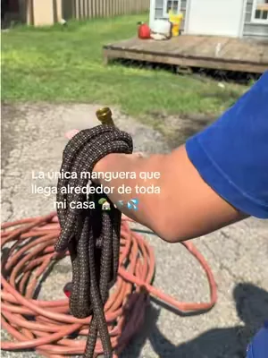 🌿💦 Honestamente no pensé que una manguera tan pequeña fuera a hacer tanta diferencia. 😳 Cuando le entra el agua se expande muchísimo, llega a todos lados y cuando terminas de usarla vuelve a hacerse compacta. No pesa, no se enreda y además trae varios modos de rociado para cualquier tarea del jardín. 🙌✨ Perfecta para regar plantas, lavar el carro, limpiar el patio y hacer mucho más fácil el trabajo afuera de casa. 🌱🚿 ✨ expandable garden hose ✨ lightweight garden hose ✨ flexible water hose ✨ garden hose for yard ✨ watering plants ✨ backyard essentials ✨ gardening tools ✨ patio essentials ✨ lawn care ✨ outdoor home essentials ✨ summer essentials ✨ yard maintenance ✨ home improvement finds ✨ garden watering hose 🏡 De esas compras que hacen mucho más fácil el trabajo en el jardín. 🌿💚 #dealsforyoudays #gardenhose #backyardessentials #gardentools #tiktokshopcreatorpicks