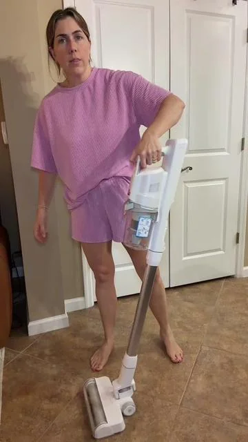 This cordless stick vacuum cleaner by @BISSELL Clean is so nice, especially for thr price! I love that this one stands on its own, so hopefully I won’t break this one. 🫠 #vacuumcleaner #cordlessvacuum #bissell #cleaningtok #dealsforyoudays 