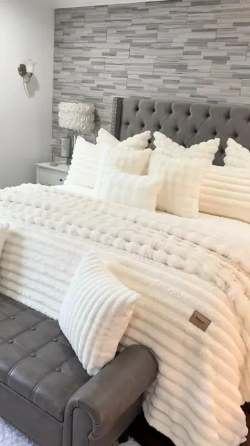 This Six Piece Comforter Set from Bedsure is soft and cozy!  #comforterset #bedding #bedroommakeover #comforter #bedset