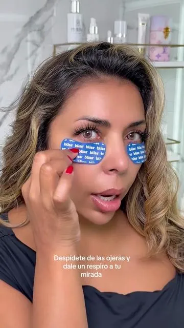 Si tus ojos lucen cansados después de un día largo, este dúo de Bliss puede convertirse en tu nuevo favorito. El gel para ojos con cafeína y péptidos ayuda a hidratar la zona, mientras los parches reutilizables potencian la absorción del producto para una mirada con apariencia más fresca y descansada. Un pequeño paso en tu rutina que puede hacer una gran diferencia. #pierina #EyeCare #eyemask #eyegel #dealsforyoudays  @Bliss World 