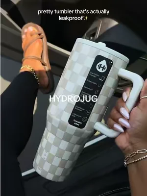 She is perfect for the neutral girlies! #hydrojugtumbler #hydrojug #hydrojugtraveler #prettytumbler #leakprooftumbler @HYDROJUG 