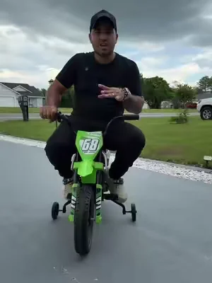 Motocicleta eléctrica 12V para niños con acelerador de puño, ruedas de entrenamiento, suspensión trasera y música integrada. Perfecta para que los pequeños disfruten una experiencia tipo motocross con mayor estabilidad y diversión. #MotoElectricaNiños #DirtBike12V #MotoParaNiños #dealsforyoudays #tiktokshopcreatorpicks 