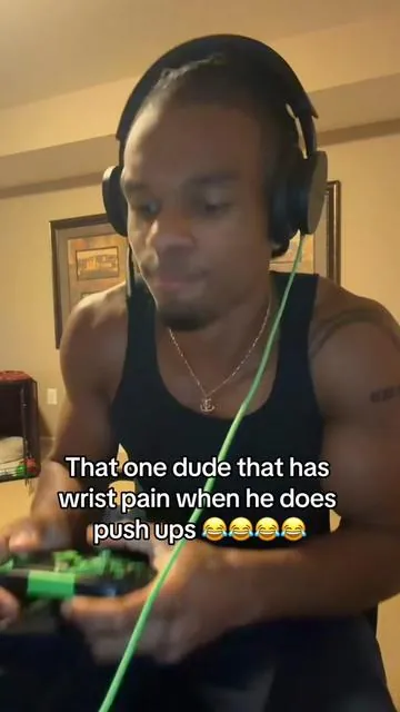 😂😂😂😂 Protec ya wrists! #GymTok #bigdawg #pushups #gymhumor #dwefit 