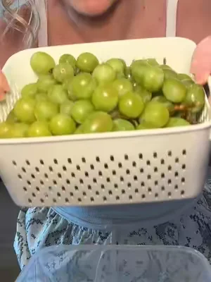 Frozen candy grapes 😋😋 #frozengrapes #foodstorage #fruitstorage #kitchenstorage #candygrapes 