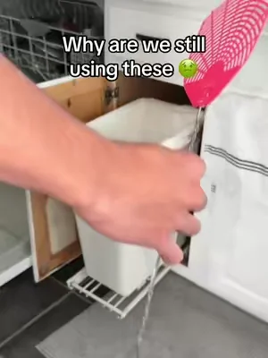 Electric fly swatter and bug attracter in one! #flyswatter #electricflyswatter #bugtrap #bugzapper #dealsforyoudays 