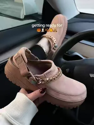 Crocs Suede 🍂🧡I know what I’m going to wear this fall 🥹 #crocs #suedeshoes #dealsforyoudays #crocsgang #clogs @Crocs 