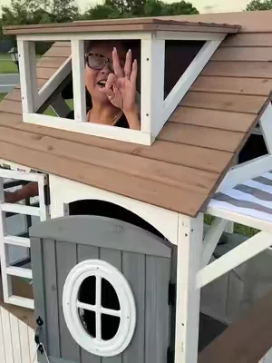 Casita de madera para niños con cocina de juego, ventanas, puerta y área de servicio, perfecta para estimular la imaginación y el juego al aire libre. Fabricada en madera resistente con techo protector, ideal para el patio o jardín y para niños de 3 a 8 años. #CasitaParaNiños #JuguetesDeExterior #JuegosInfantiles #dealsforyoudays #tiktokshopcreatorpicks @ALBOTT 