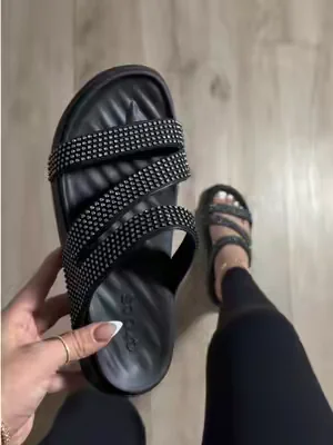 #Crocs #CrocsMiamiToeLoop #Sandals #FlipFlops #CrocsGemStrappySandals
