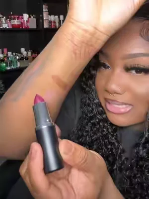 Rebel is so sexyyy 😍😍😍 #maccosmetics #rebel #lipstic #lipcombo #dealsforyoudays 