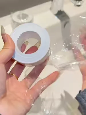 This is a cleaning cheat hack 😉#CleanTok #LifeHack #bathroom #tiktokshop #caulking 
