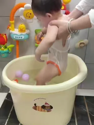 1 really want to recommend this bathing toy to you. There are children at home. Children don't like to take a bath. They cry when they take a bath. Be sure to look at this children's bathing toy, so that the baby likes to take a bath. It doesn't cry or make a fuss when taking a bath. And it's super safe. You don't need to plug it in or charge. The most important thing is that the price is really great and cost-effective now! T#funs #familytime #tiktokshop #toy#SummerVibes