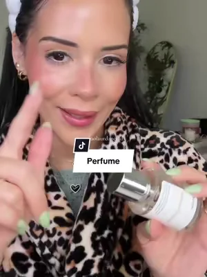 Huele tan rico y es bien duradero @Dossier Perfume #tiktokshopcreatorpicks #DealsForYouDays #DFYD #premiumbeautypicks #SummerVibes 