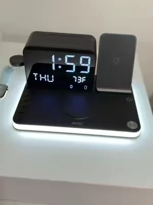 ¡El upgrade que tu mesa de noche o escritorio necesita! ✨ Olvídate de los cables enredados con esta estación de carga inalámbrica 7 en 1 de Acer. No solo carga tu iPhone (con MagSafe), Apple Watch y AirPods al mismo tiempo, sino que también es un reloj inteligente que se sincroniza por Bluetooth, muestra la temperatura y tiene una luz nocturna LED súper sutil en la base. #Acer #ChargingStation #CargaInalambrica #MagSafe #tecnologia 