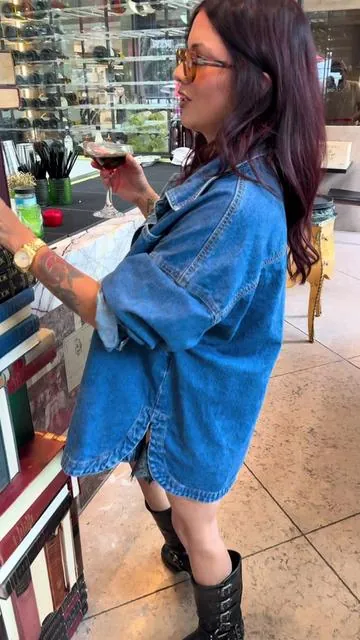 oversized denim >>> #ootdinspo #summeroutfits #denimshirt #stylingideas #momchic 