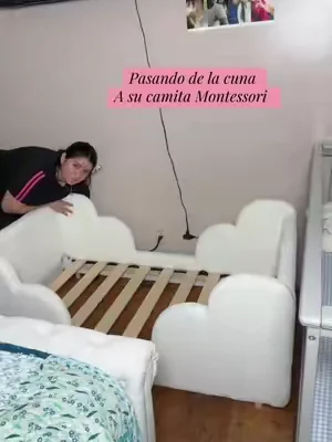 Cambiando la cuna para su cama pensé que no le iba a gustar la idea pero le encantó #bedframe #lilypelle #toddlerbed #camamontessori 