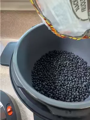 🍲✨ Desde que tengo esta olla de presión, cocinar dejó de quitarme horas. 🤍 Me encanta porque cocina arroz, frijoles, carnes, sopas, avena y mucho más en mucho menos tiempo. Solo agrego los ingredientes, presiono un botón y ella hace el resto. 🙌⏰ Perfecta para familias ocupadas, meal prep y para quienes quieren cocinar más rápido sin estar pendientes de la estufa. 💛 ✨ pressure cooker ✨ instant pot ✨ electric pressure cooker ✨ rice cooker ✨ meal prep ideas ✨ easy family meals ✨ quick dinner ideas ✨ kitchen essentials ✨ cooking hacks ✨ home cooking ✨ busy mom hacks ✨ time saving kitchen ✨ multicooker ✨ kitchen gadgets 🍽️ De esas compras que te ahorran tiempo y hacen que cocinar sea muchísimo más fácil. 🤍✨ #tiktokshopcreatorpicks #pressurecooker #kitchenessentials #CookingHacks #mealprep